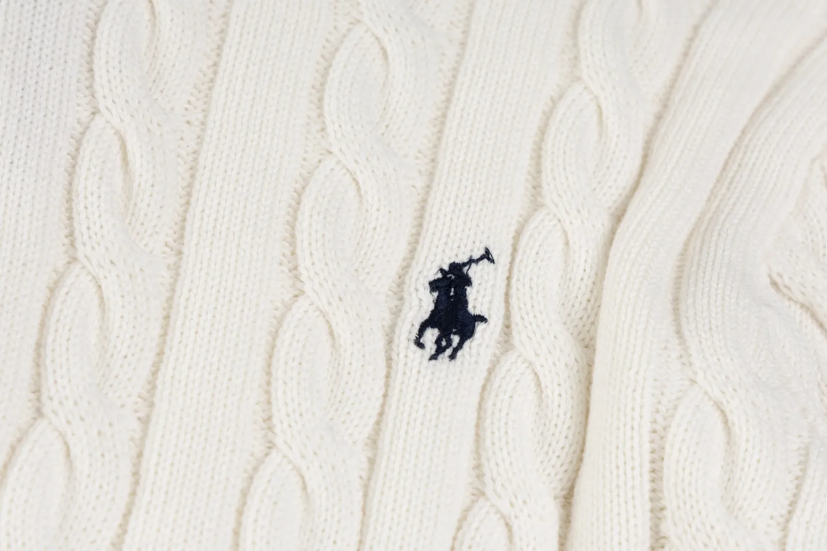 P236 #R92 RALPH LAUREN Ralph Lauren fifteen colors classic small label embroidery logo turtleneck pullover half-zip knitted cable sweater with high-density LOGO embroidery on the chest and original customized tag accessories. Made of pure cotton yarn, pure cotton is skin-friendly and comfortable, small label war horse embroidered twist turtleneck sweater 🐎 high quality, follow the blogger to learn how to wear it! Let’s buy a Ralph Lauren cable sweater. It’s a super hard-to-find series after it became popular. It’s hard to find one on the official website. It’s simple and practical to wear, with a lazy and loose feel. The thickened fabric has more texture, feels soft and delicate, and has a loose fit. Whether worn alone or layered, you can wear different styles of fashion with just one piece!   Size：XS S M L